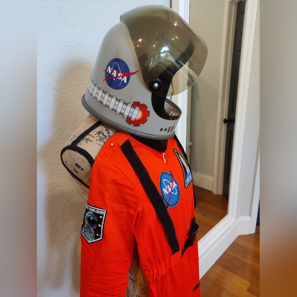 NASA Astronaut with Helmet Playset - Picture 4 of 10